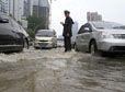 武汉暴雨致积水最深2米 学长充气艇送学妹上课很有爱
