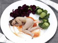 “裸体午餐”引热议 一场讽刺的行为艺术