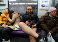 大批老外地铁上脱裤子为哪般？