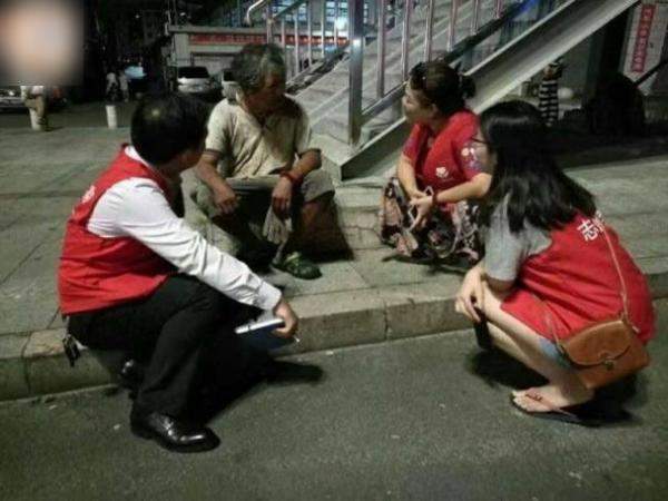 香港富商流落街头 落魄至捡垃圾桶里食物吃，睡地板