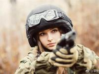凭借一套俄罗斯萝莉军装照在国内爆红的妹子@俄罗斯小龙女，可谓是个十足的军事迷。