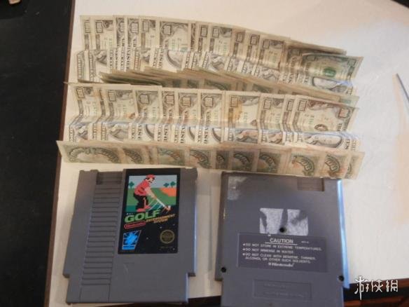 日前，游玩家购买复古NES主机游戏的时候，竟然在其中两张卡带里面发现了毒品，于是这位玩家立刻报警。