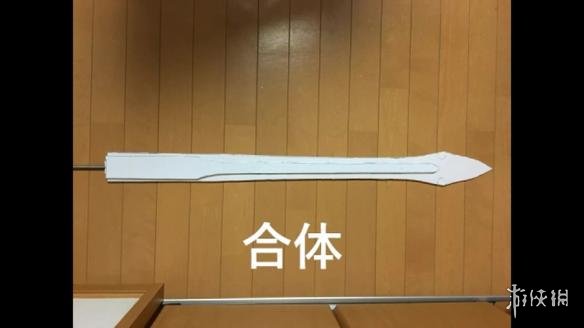 最近，日本一位技术宅利用塑料板自制《Fate》兰斯洛特“无毁的湖光”，全长127厘米，重量约1公斤，拿在手里能感受到沉甸甸的质感。