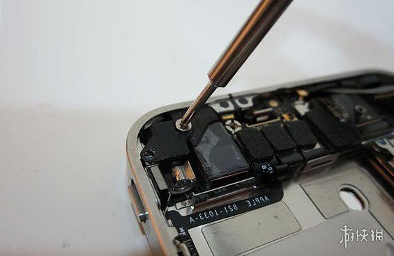 目前，据外媒报道去年苹果公司对挪威电子维修店的所有者Henrik Huseby提起诉讼，要求该店停止使用第三方屏幕修理iPhone，未获得法官支持。