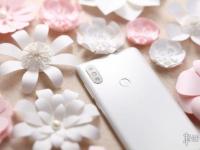 小米MIX 系列堪称手机中的艺术品，圆润的外观设计，拿在手里有种温润如玉的感觉，堪称手机中的艺术品！近日，小米手机又放出了该机白色陶瓷版部分图赏，一起来感受一下。
