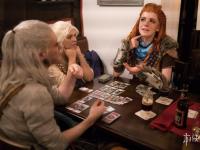 如果《地平线：黎明时分》女主艾洛伊（Aloy）穿越到《巫师3》的世界中与杰洛特打一局《昆特牌（Gwent: The Witcher Card Game）》，那又是一种怎样的景象的呢？