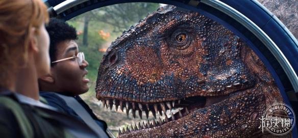 斯皮尔伯格监制、《当怪物来敲门》导演胡安·安东尼奥·巴亚纳打造的《侏罗纪世界2》日前公布终极预告片与海报，以及大量剧照，一起来看一下。