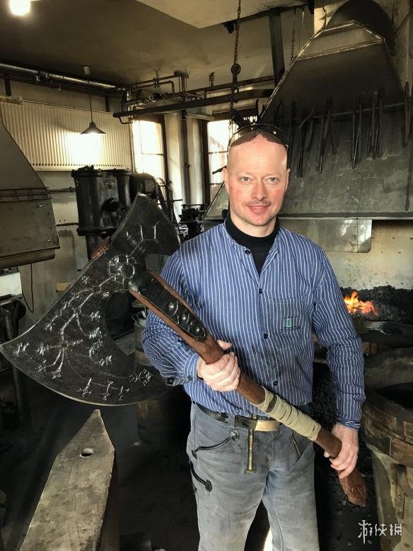 《战神》中奎托斯的新兵器利维坦战斧是他最终的武器，近日，德国一位铁匠接到了圣莫妮卡工作室的委托让他打造一把奎爷的战斧，一起来看一下吧。