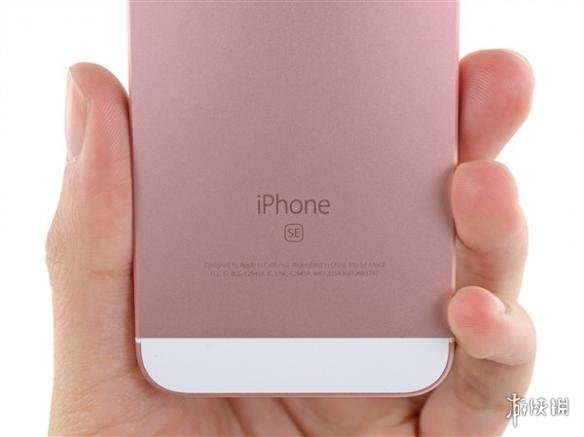 据外媒给出的最新消息称，iPhone SE二代的配件保护套都已经在生产，手机跟现在的版本外形和体积上没有什么不同，依然是4英寸屏，不过取消了3.5mm耳机接口。