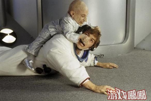 曾经在《王牌大贱谍》系列中饰演“邪恶博士”（Dr. Evil）的跟班“Mini-Me”的美国男星威勒·特耶于昨日去世，年仅49岁！