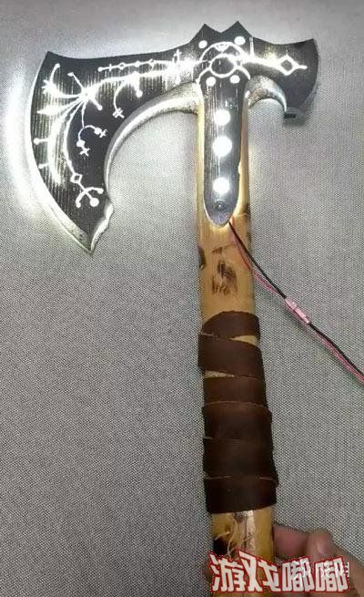 在《战神4（God of War）》即将上市之时，澳大利亚粉丝Morris就利用3D打印技术制作了一把《战神4》中奎爷的新战斧。