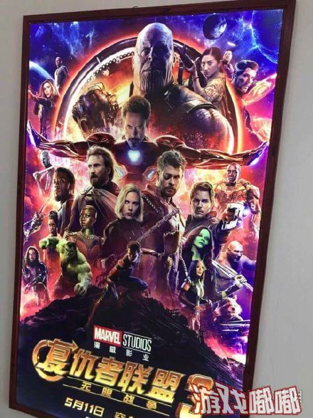 近日，有网友发现宁波某影院将《复仇者联盟3：无限战争》的恶搞海报被当官图贴了出来，景甜本人（真的是本尊哦）居然留言了！