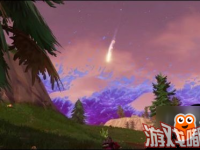 经常玩《堡垒之夜》的玩家可能从上个月起发现天空中多了一个彗星，而且随着时间的推移，越来越大，离地缘越来越近，看上去将要坠落在倾斜塔。 倾斜塔位于地图的中部