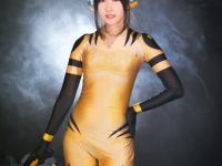 韩国美女Coser@Peer_Bloom也为我们带来了D.Va大黄蜂皮肤的COS。服装和武器可以说是非常还原了，瘦高的身材看着也异常舒服健美。