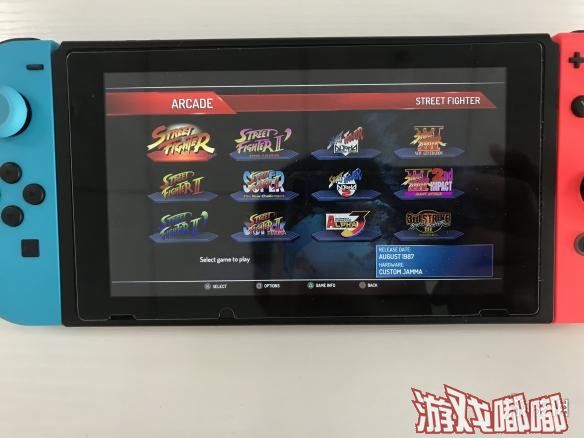 卡普空《街头霸王30周年纪念合集（Street Fighter 30th Anniversary Collection）》很快就要上市，而今天小编发现卡普空在游戏的Switch和Steam商店界面上使用的截图都是来自PS4版的，这是要搞事情不成？