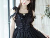 韩国一美少女yurisa晒出了一组美照，照片中她身着自己设计的哥特萝莉风洋装，少女的可爱挡不住，一起来看看吧。