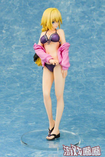 近日，《Fate/EXTELLA》推出了贞德度假写真版手办，贞德身着深紫的比基尼泳装登场，展示了她的迷人好身材！