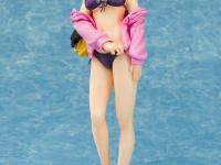 近日，《Fate/EXTELLA》推出了贞德度假写真版手办，贞德身着深紫的比基尼泳装登场，展示了她的迷人好身材！