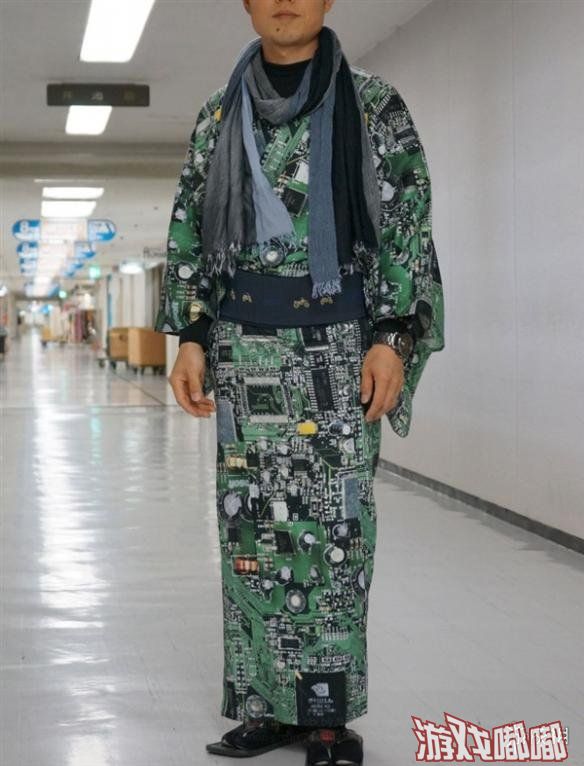近日，日本设计师Gofukuyasan就设计了一套印刷电路板图案的和服，完美还原了PCB上的元器件，看起来十分个性。照片在社交网络曝光后，引发网友纷纷转发。