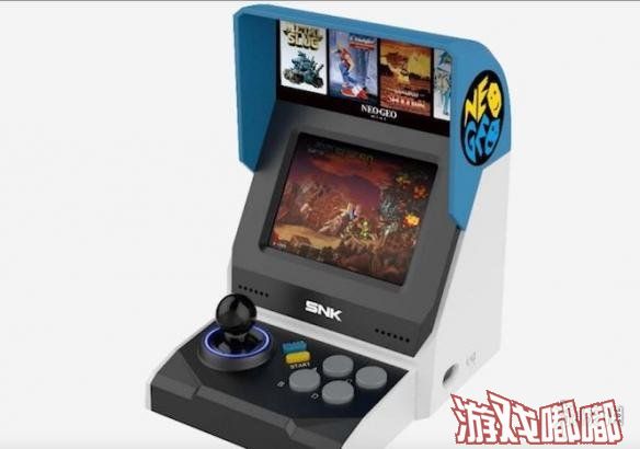 SNK打造NeoGeo街机正式曝光，虽然特别小巧，但和初代NeoGeo街机一样，自带街机摇杆和按键，可以游玩《合金弹头》、《侍魂》、《拳皇》以及大量经典NeoGeo游戏。