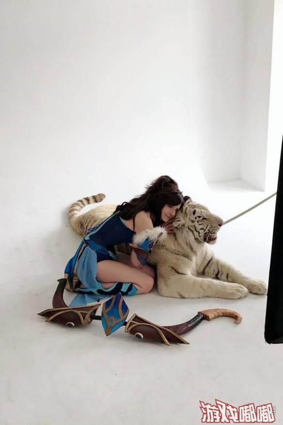 近日，来自俄罗斯的Coser“Catie”在Facebook上晒出了她的《Dota2》米拉娜COS作品，她手牵一只白虎出镜，一起来感受一下。