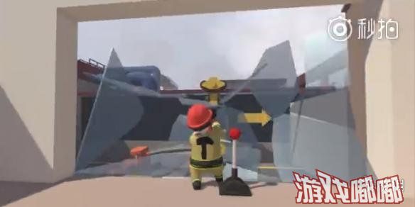 这次的演示游戏是风格清奇、颇据话题的《人类：一败涂地》。他操作一个身着消防服的小人演示了如何使用灭火器砸破玻璃在火灾时紧急逃生。