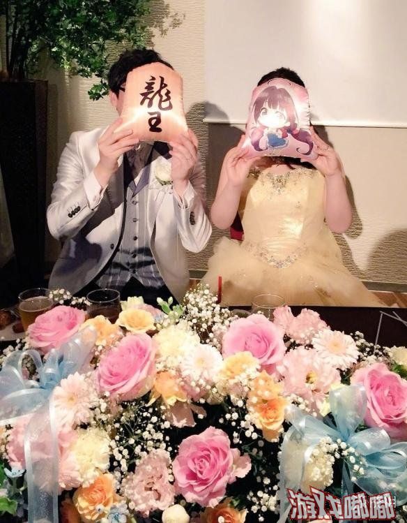 日前，《龙王的工作》的作者白鸟士郎公布了自己与妻子补办婚礼的照片，一人拿着龙王的棋子，一人拿着雏鹤爱的棋子抱枕似乎在暗示着什么！