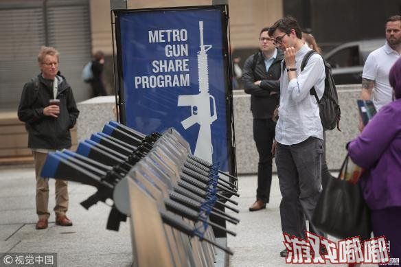 近日，美国芝加哥街头竟然出现了共享枪支装置，据说是从共享单车中受到启发。实际上，这些枪都是假的，是讽刺美国社会问题的行为艺术。