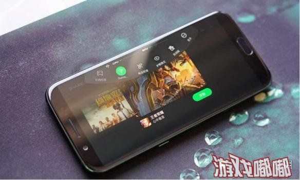 日前，黑鲨游戏手机官博发布消息，表示将在5月22日推出黑鲨游戏手机竞技版，8+256G超大存储，售价3999元。