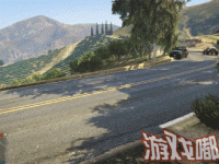 《GTA Online》玩家发现NPC车祸高发地。小型车辆容易翻车，但是体积较大的卡车翻车频率就很低了。