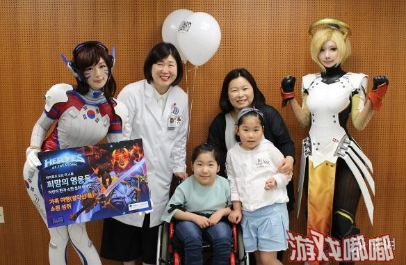 韩国螺旋猫cos成《守望先锋（Overwatch）》天使、D.va，探望住院儿童，cos装备依旧制作精良。