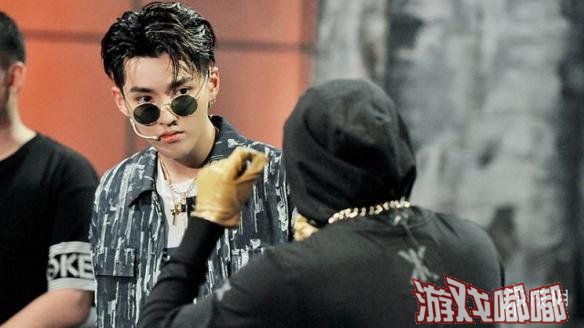 《中国有嘻哈》是由爱奇艺自制的音乐选秀节目，目前B站因为擅播《中国有嘻哈》爱奇艺将其告上法庭，海淀法院受理了此案。