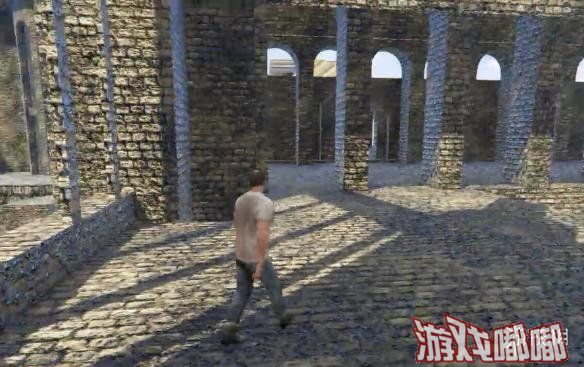 在《黑暗之魂》的游戏文件中，藏有《血源》大教堂的测试地图，于是有大神将其提取出来并塞入了GTA5，两种完全不同风格的画面重合在一起，看起来相当诡异。