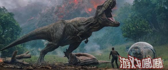 日前，《侏罗纪世界2》发布IMAX专属海报，呈现了公园中最古老的恐龙之一——Rexy试图将一架直升机从天空中拉下的画面。