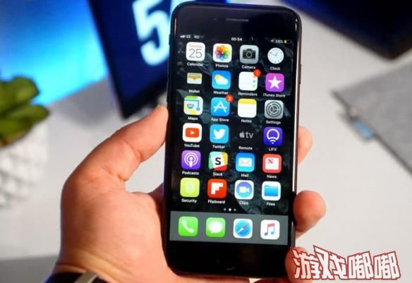 根据此前的报道，苹果将在今年发布三款新iPhone，其中两款使用OLED面板，另一款使用LCD面板。今日韩国媒体The Bell援引了来自供应链内部的消息，称LCD版本iPhone因屏幕存在漏光问题，或者将推迟两个月上市。