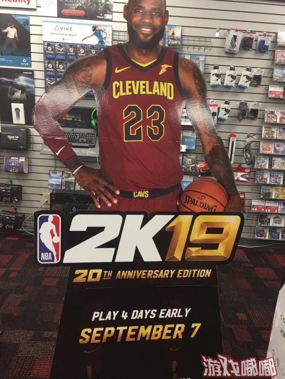 国外零售商近日泄露了《NBA 2K19》封面宣传图，NBA传奇勒布朗第二次成为这款系列游戏的封面。一起来看看吧！