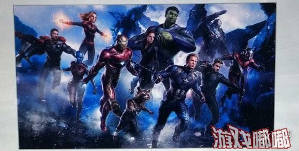 日前外媒曝光了据称是本片的海报，《复仇者联盟3》幸存的超级英雄纷纷亮相，还加入了惊奇队长、鹰眼、蚁人，一起来看看吧。