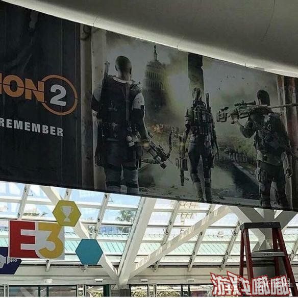 今日，已经有网友从E3展会现场拍到了《全境封锁2（Tom Clancys The Division 2）》的宣传海报，相关图片显示游戏将设定在美国华盛顿特区，同时新作也将有十字弩和榴弹炮这两种新武器。