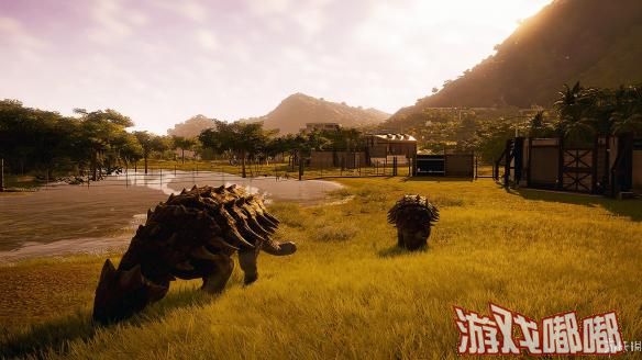 《过山车之星》开发商Frontier Developments带来的这款游戏为一款模拟经营游戏，而电影《侏罗纪世界2》将于2018年6月22日上映。玩家在游戏中将建造属于自己的侏罗纪公园，培育恐龙物种，建造景点，而且还能够像电影中那样，让恐龙们搞些破坏。