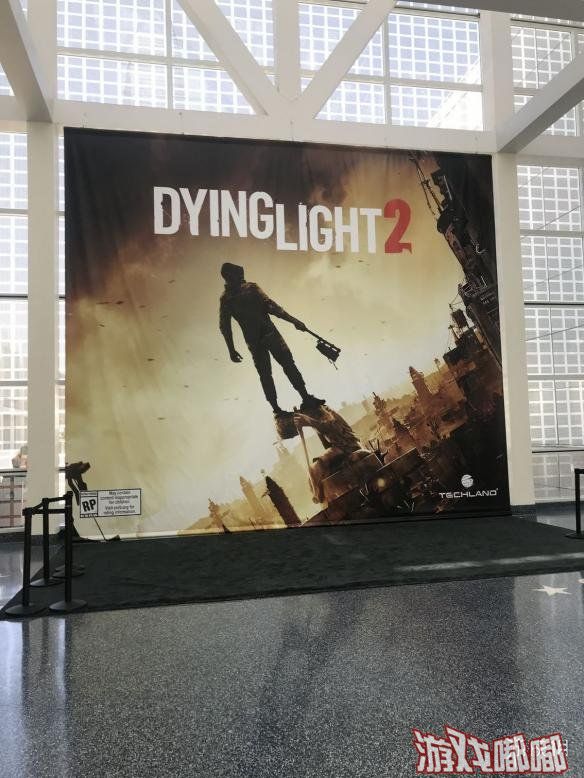 一年一度的E3游戏展即将召开，游戏网的特派小编从美国洛杉矶为我们带来了E3游戏展各大场馆的照片，还有各种巨型的游戏海报，让我们来一睹为快吧！