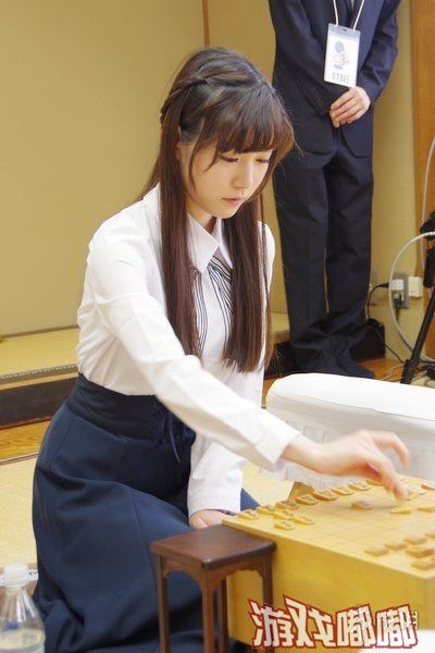 近日，有一位美女棋士竹俣红专门COS成《Fate》系列的SABER参加比赛，照片中，她身穿与SABER酷似的衣服，很多人都说就是活生生的SABER。