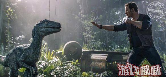 《侏罗纪世界2》中国内地票房已突破10亿大关，今日环球影业公布一支最新电影片段，克里斯·帕拉特饰演的欧文从霸王龙的口中惊险逃生。