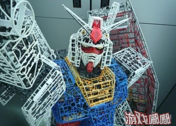 日本大神利用没人想要的塑料垃圾，制作出一个超级大型的「高达模型」，化腐朽为神奇，光做框架就花了18天！