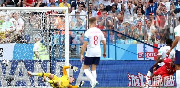 北京时间6月24日晚20时，在2018世界杯G组第二轮比赛中，英格兰队长凯恩大秀帽子戏法连续踢进5球超越C罗，巴拿马也获得世界杯首次得分，比赛最终以英格兰6-1大胜巴拿马结束。