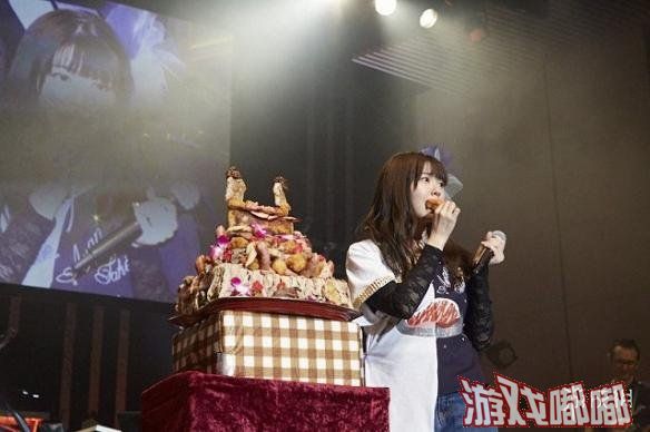 日本美女声优竹达彩奈给人第一的印象就是爱吃肉，现在这个爱吃肉的妹子迎来了29岁的生日，并且还晒出了“肉”蛋糕和大家一起庆祝！