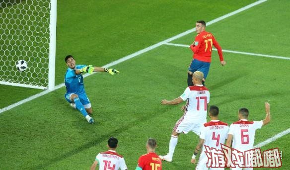 北京时间6月26日凌晨2时，在2018世界杯B组第三轮比赛中，上半场布塔伊卜带球杀入禁区，左脚推射破门得分，随后伊涅斯塔右脚爆射扳平比分，下半场恩尼西里中路头球冲顶摩洛哥再度领先比分，随后第91分钟阿斯帕斯脚后跟破门，最终西班牙2-2战平摩洛哥。