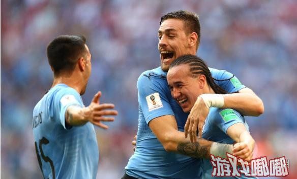 北京时间6月25日晚22时，在2018年俄罗斯世界杯A组末轮比赛中，苏亚雷斯开场仅9分钟任意球右脚贴地弧线球破球门得分，随后卡瓦尼再次得分锁定胜局，俄罗斯右边卫斯莫尔尼科夫被红牌罚下，最终乌拉圭以3:0战胜俄罗斯。