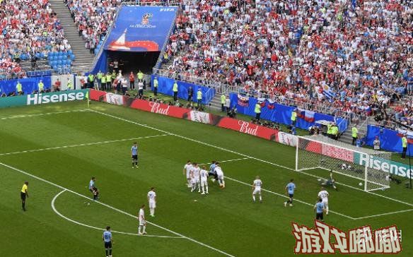 北京时间6月25日晚22时，在2018年俄罗斯世界杯A组末轮比赛中，苏亚雷斯开场仅9分钟任意球右脚贴地弧线球破球门得分，随后卡瓦尼再次得分锁定胜局，俄罗斯右边卫斯莫尔尼科夫被红牌罚下，最终乌拉圭以3:0战胜俄罗斯。