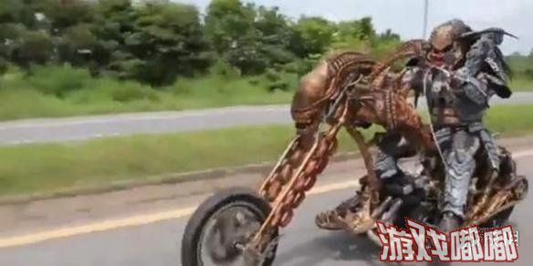 今天小编给大家带来了一位泰国小哥cos的铁血战士，并且还骑了一辆“异形骨骸”摩托在路上疾驰，一起来欣赏一下吧！