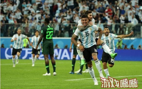 北京时间6月27日凌晨2时，在2018年俄罗斯世界杯D组末轮比赛中，球王梅西状态回归在第14分钟接住巴内加中场长传冷静攻门得分，随后摩西凭借主罚点球将批分扳平，比赛接近结尾时，梅尔卡多右路传中，罗霍迎球抽射破门，最终比赛以阿根廷2-1胜利结束。